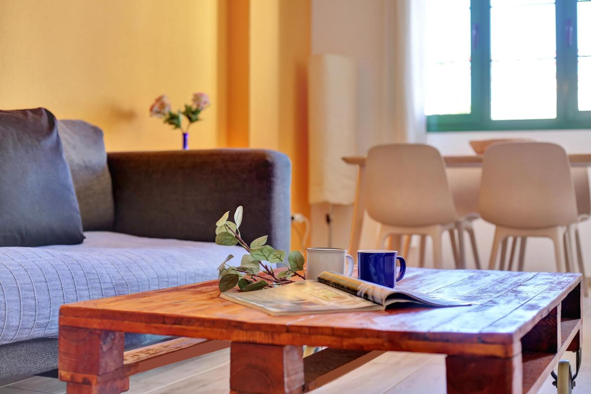 New! Ideal Flat For Groups To Work Or Surf